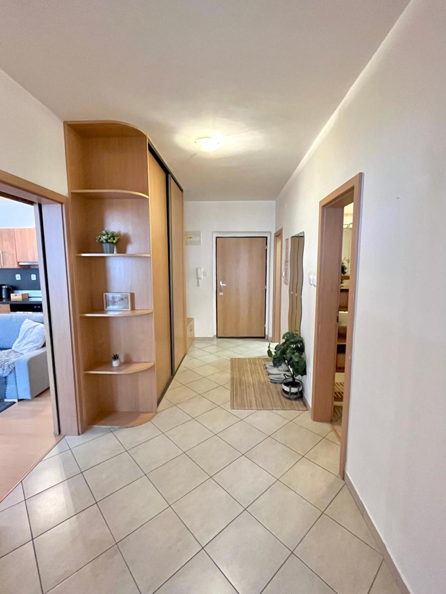 Apartment Tina - Old Town, Ac, Free Private Parking Bratislava Esterno foto
