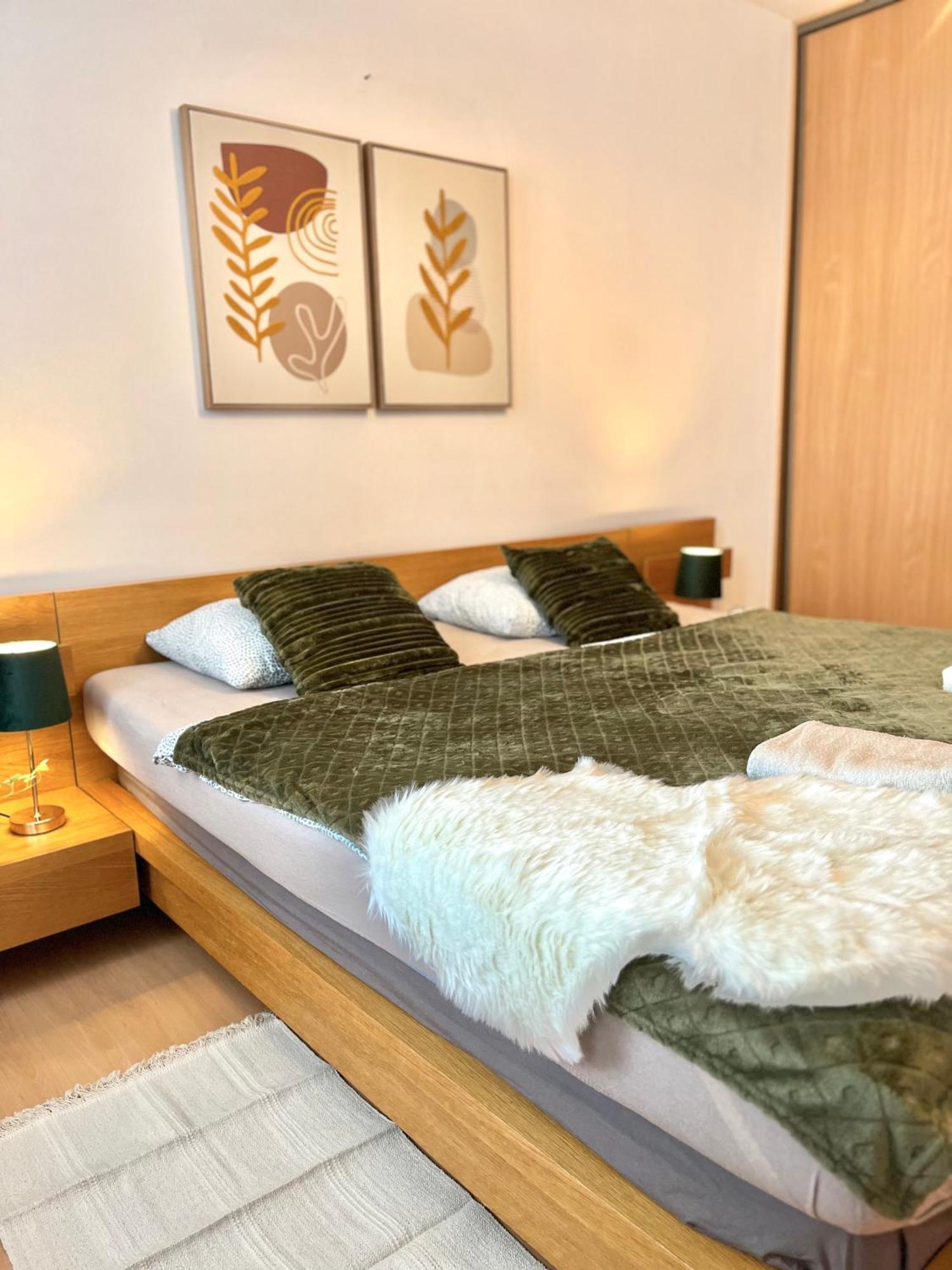 Apartment Tina - Old Town, Ac, Free Private Parking Bratislava Esterno foto